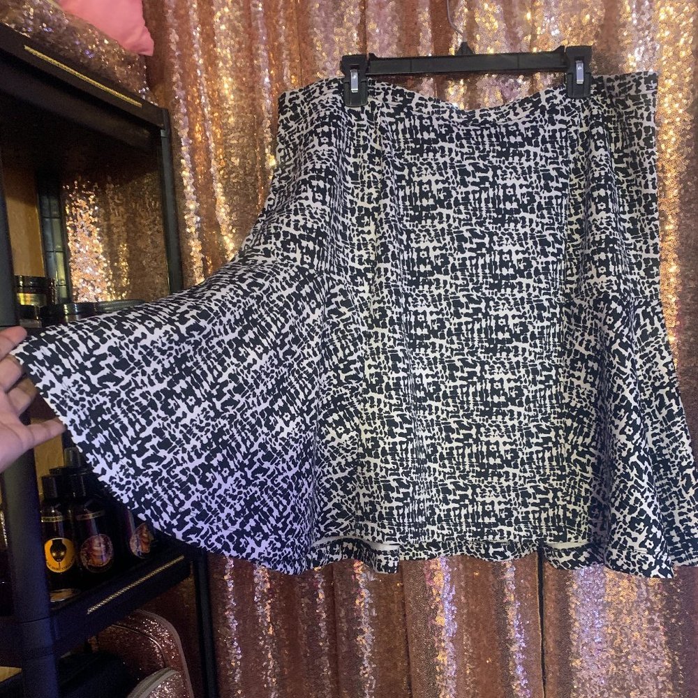 Courtenay Black & White Bottom Flair Skirt – Plus Size